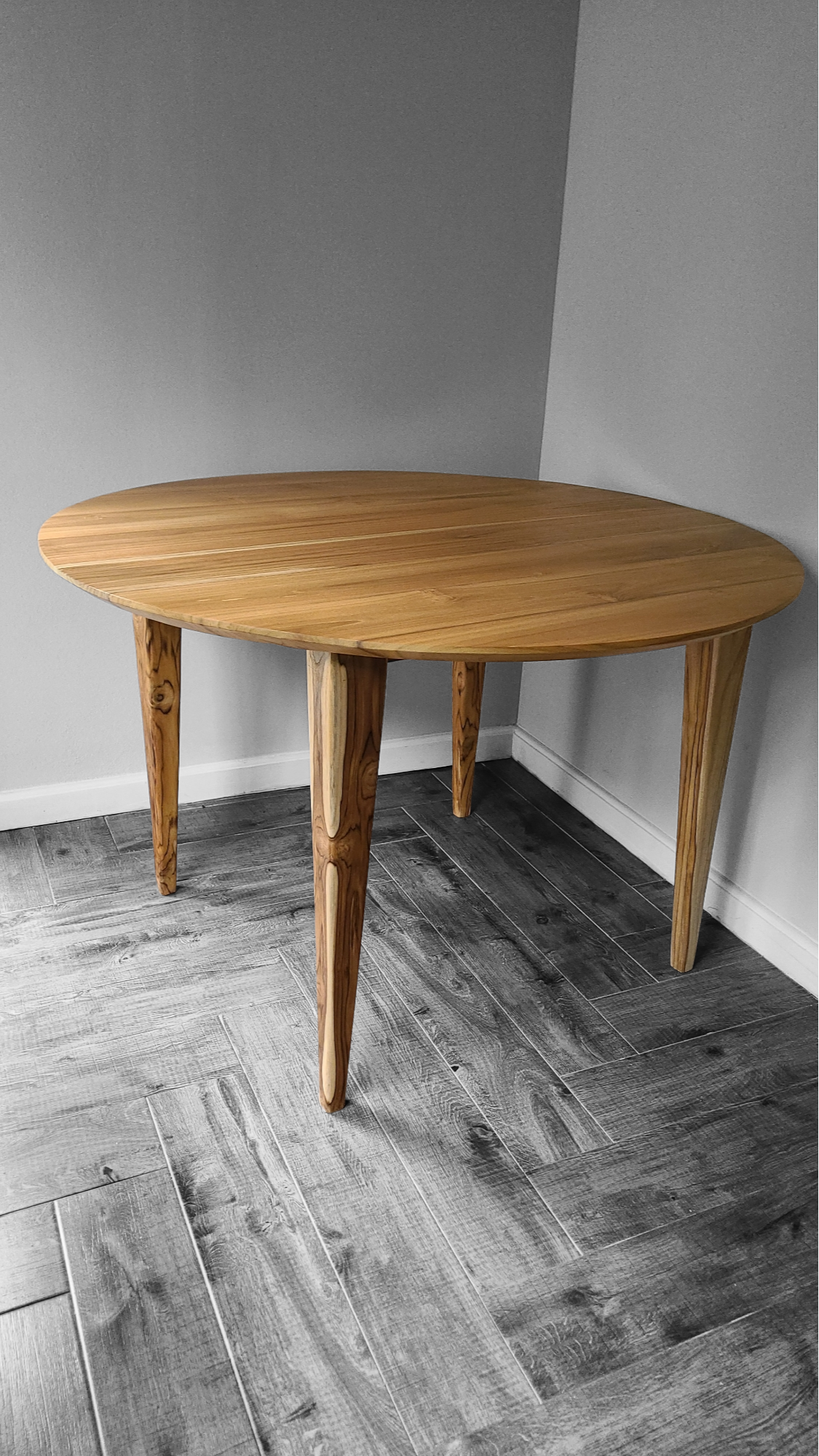 AYSA dining table