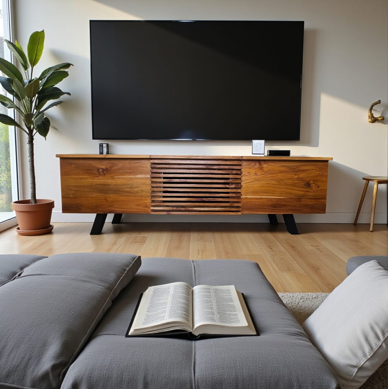LOUVER TV console